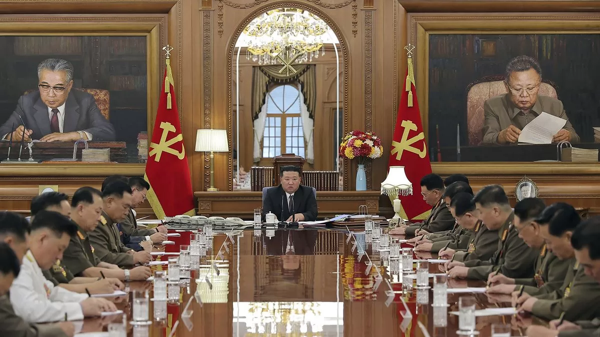 North Korean leader asks the army to refine war plans in the face of rival maneuvers
