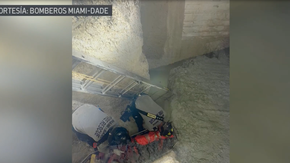 On video: they rescue a pedestrian after accidentally falling into a hole in a construction zone
