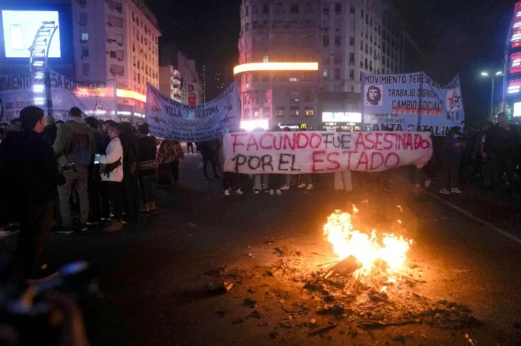 Manifestantes protestan en las calles de Buenos Aires tras la represión de una asamblea en la zona del Obelisco, donde murió el fotógrafo Facundo Morales Schoenfeld. Foto Ap.