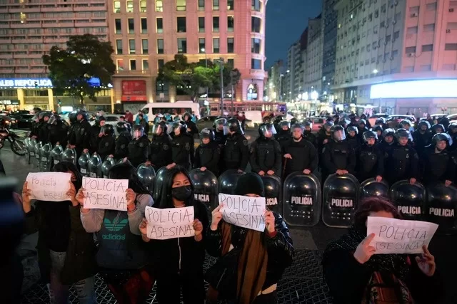 Manifestantes protestan por el abuso de la fuerza de la policía de Buenos Aires. Foto Afp