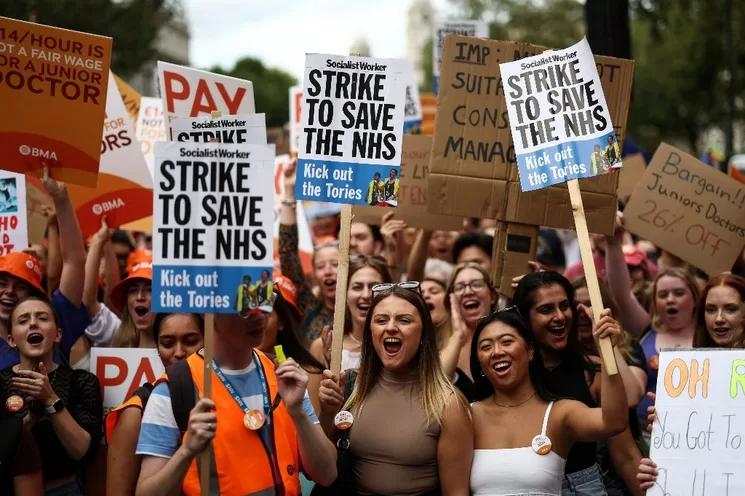 Los manifestantes que piden mejores salarios para los médicos junior, realizan una protesta en Whitehall, frente a las puertas de Downing Street en el centro de Londres el 11 de agosto de 2023. Foto Afp
