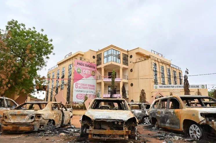 Los autos estacionados afuera de la sede del Partido Níger para la Democracia y el Socialismo del Presidente Bazoum en Niamey, fueron quemados, el 7 de agosto de 2023. Foto Afp