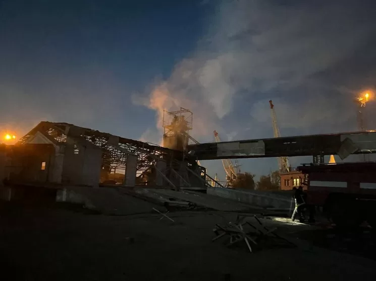 Daños a un edificio en un puerto ucranio en el Danubio, luego de un ataque nocturno con drones en la región de Odesa. Foto Afp/Servicios de emergencia ucranios