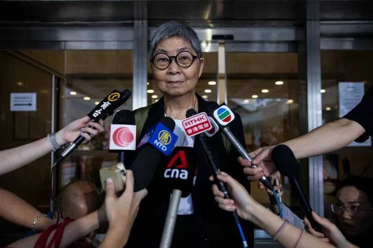 La abogada Margaret Ng habla con la prensa frente al tribunal superior después de un fallo sobre una impugnación que ella y otros seis activistas presentaron contra su condena por cargos de organizar y participar en una asamblea no autorizada en Hong Kong, el lunes 14 de agosto de 2023. Foto Ap