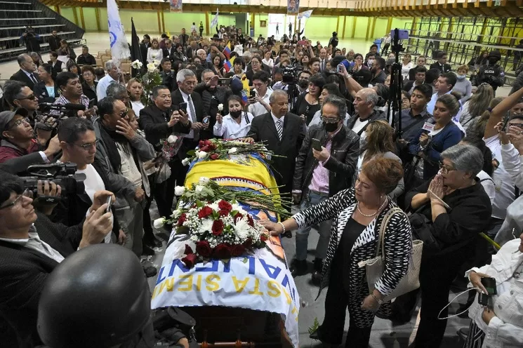 El féretro de de Fernando Villavicencio, candidato presidencial de Ecuador, asesinado el pasado 9 de agosto, durante el homenaje que simpatizantes y familiares le rindieron en la capital Quito. Foto Afp.