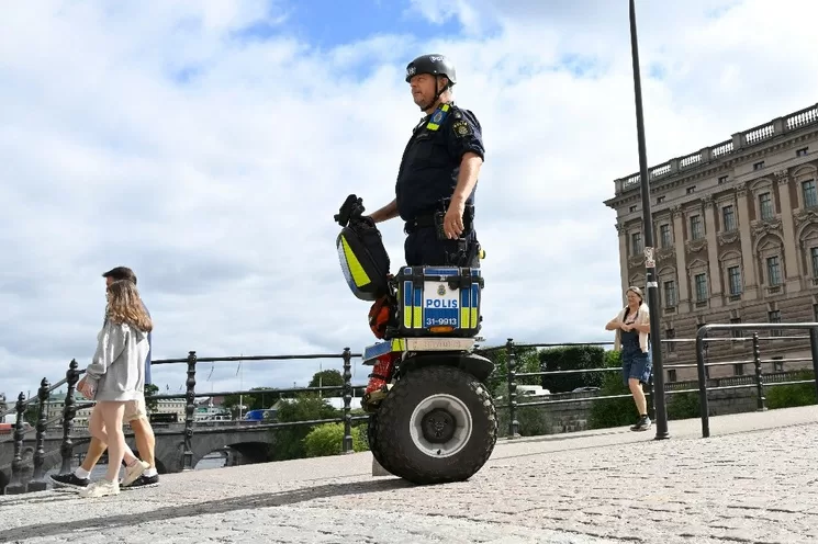 Un policía realiza recorridos de vigilancia en las inmediaciones del Parlamento de Suecia ante la elevación del nivel de amenaza terrorista, el 17 de agosto de 2023. Foto Afp