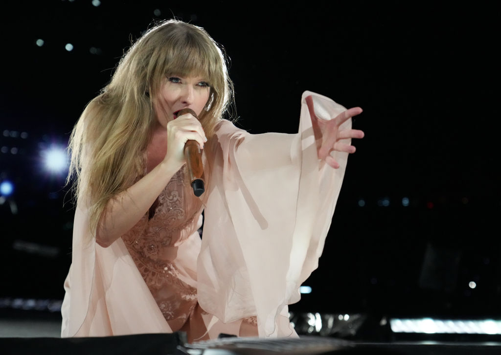 Humility level: Taylor Swift pays 100 thousand dollars to truckers who help her on her tour 