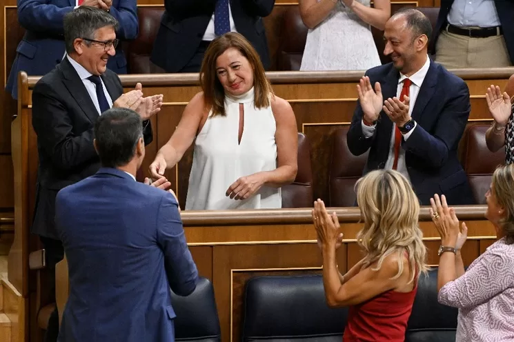 La diputada socialista Francina Armengol (centro) es la nueva presidenta del Congreso de los Diputados. Foto Afp