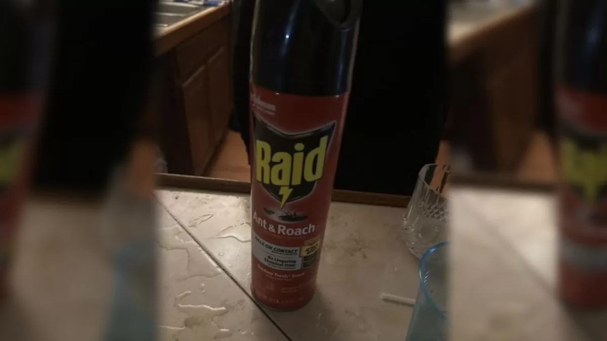 They accuse her of poisoning her boyfriend by adding cockroach poison to his drinks
