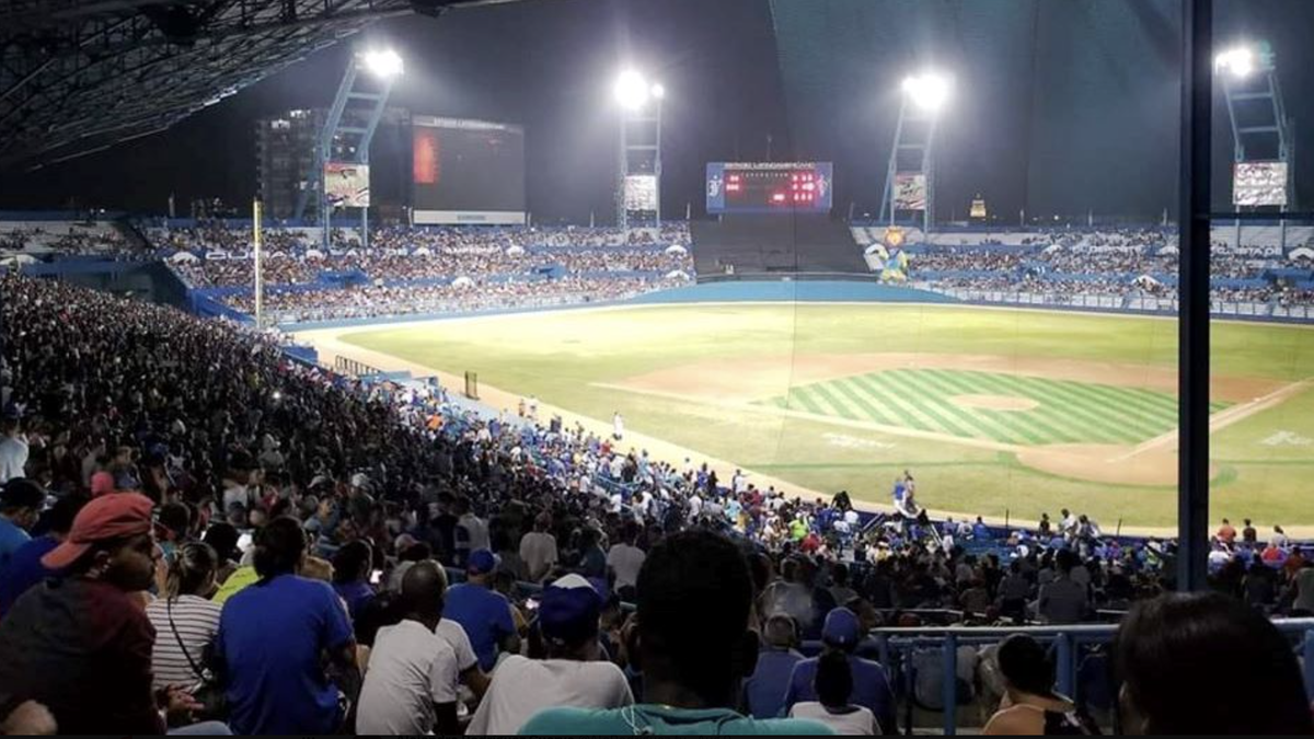They charge 600 pesos for boxes "VIP" at the Latin American stadium with soda and fried chicken included to watch the final between Industriales and Las Tunas
