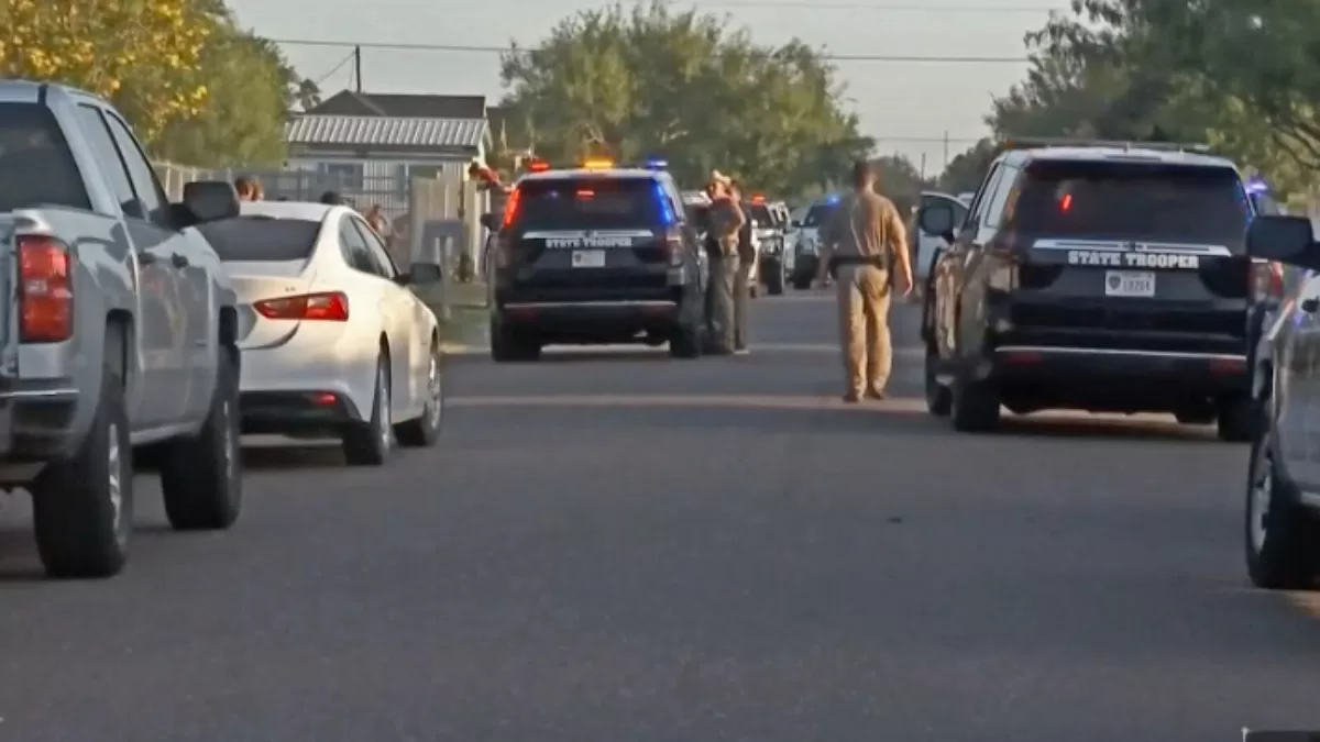 They chase him and crash his car: they report intense mobilization in a residential area
