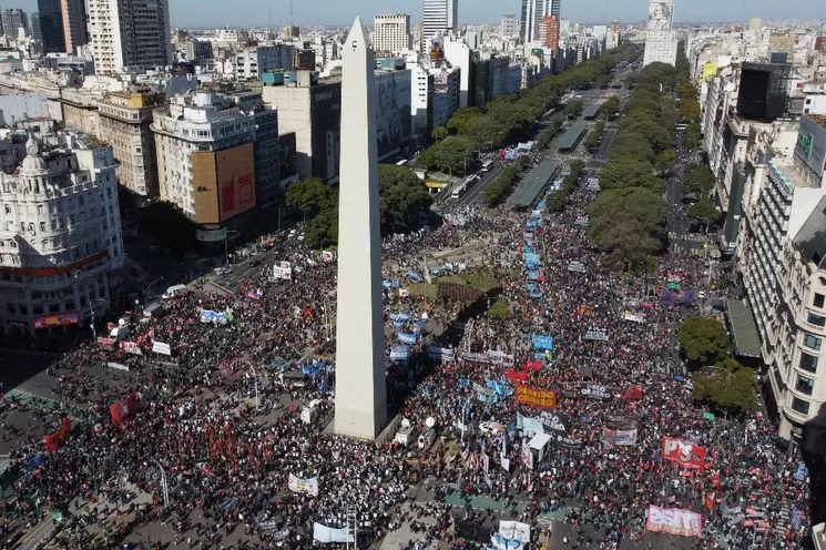 La manifestación en la capital argentina llamó a cesar la violencia contra las manifestaciones. Foto Afp