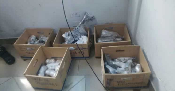 Fusiles, granadas y aparatos electrónicos fueron encontrados en una inspección al centro penitenciario del Litoral, considerada la cárcel más peligrosa de Ecuador, el 4 de agosto de 2023. Foto tomada de Twitter @FiscaliaEcuador