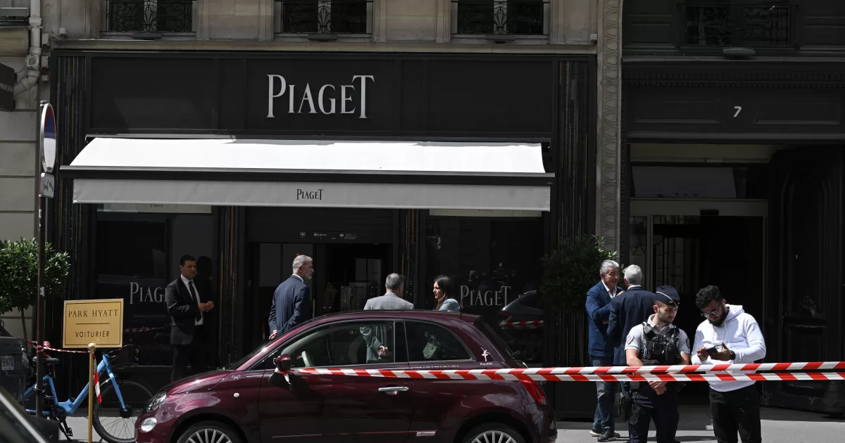 Three people rob a central luxury jewelry store in Paris and take a loot of more than ten million

