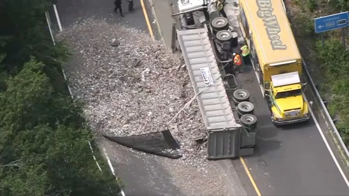 Trailer truck accident causes delays on I-495
