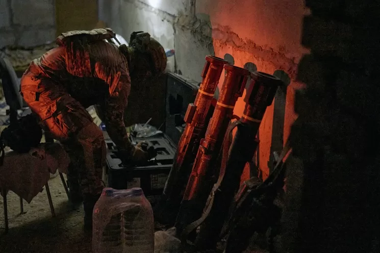 Un soldado ucranio prepara misiles antitanque en un refugio en Avdiivka, región de Donietsk, Ucrania, el 18 de agosto de 2023 Foto Ap