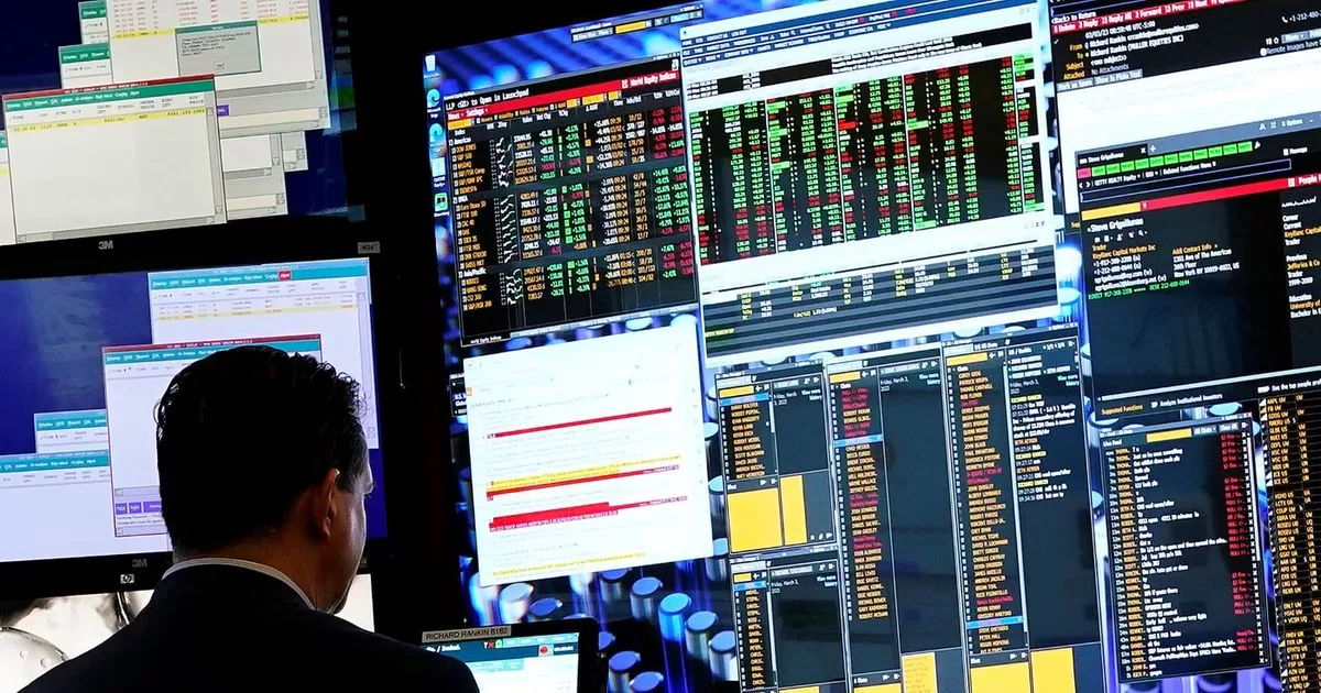 Wall Street opens in the red, due to data in China and banks in the US
