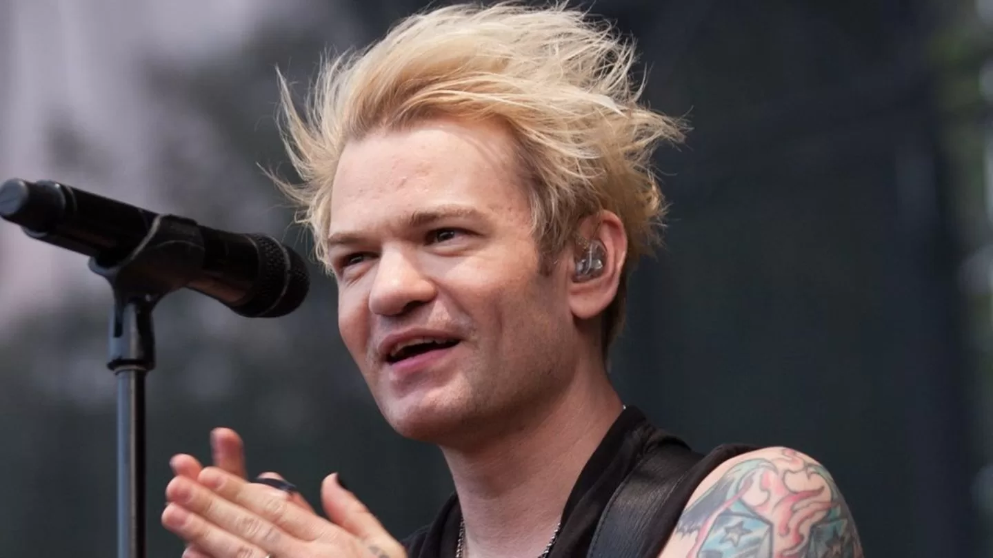 You are currently viewing Deryck Whibley: Sum 41 frontman is in hospital