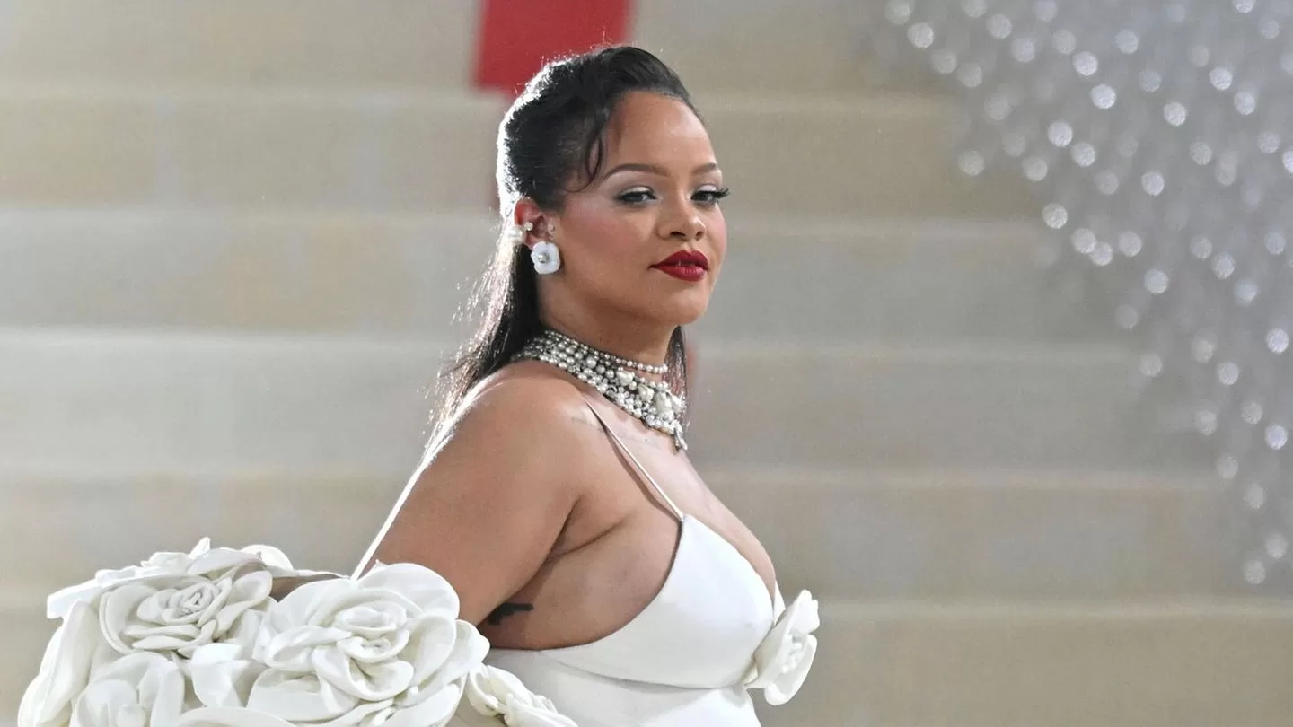 Read more about the article Rihanna: Rihanna shares first look at her baby Riot