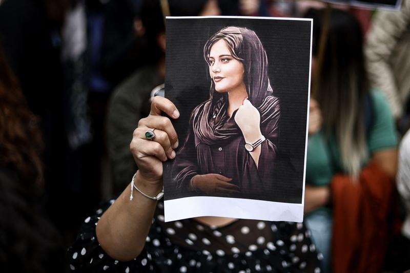Read more about the article Women in Iran will face 10 years in prison if they don’t wear a hijab or dress “inappropriately” / The new law comes a year after the death of Mahsa Amini