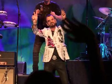 You are currently viewing The video of Ringo Starr’s spectacular fall at a concert (spoiler: nothing happened to him)