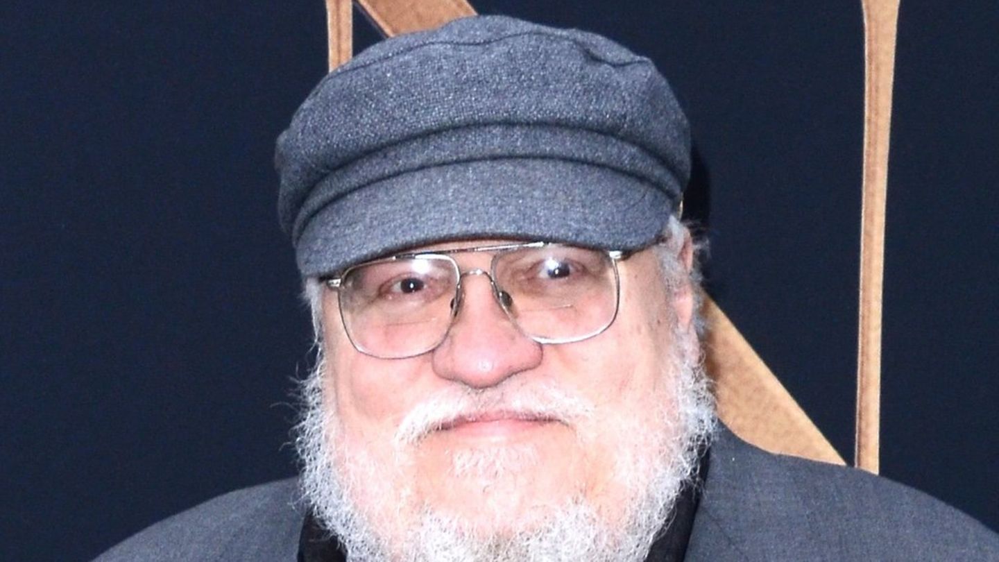 Read more about the article George RR Martin: Star authors sue OpenAI