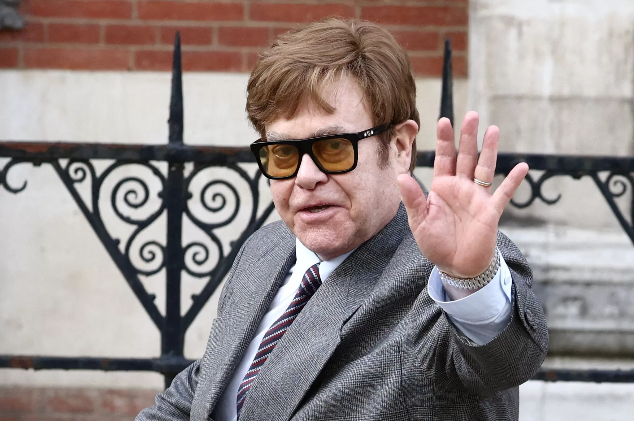 Read more about the article Elton John spends the night in the hospital after a slip at home