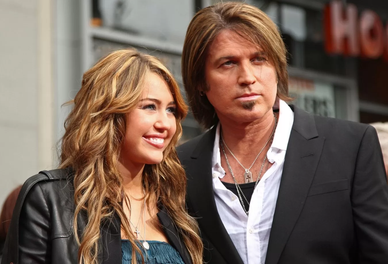 You are currently viewing Miley Cyrus tells the inside story of her ‘topless’ at the age of 15