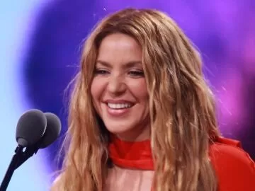 Read more about the article Shakira’s historic year: nominated for four MTV VMAs and first Latina to win a Video Vanguard Award