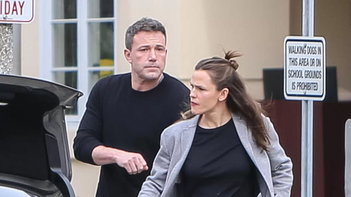 Read more about the article Ben Affleck: Gotcha!  Surprisingly intimate cuddle moment with ex Jennifer Garner