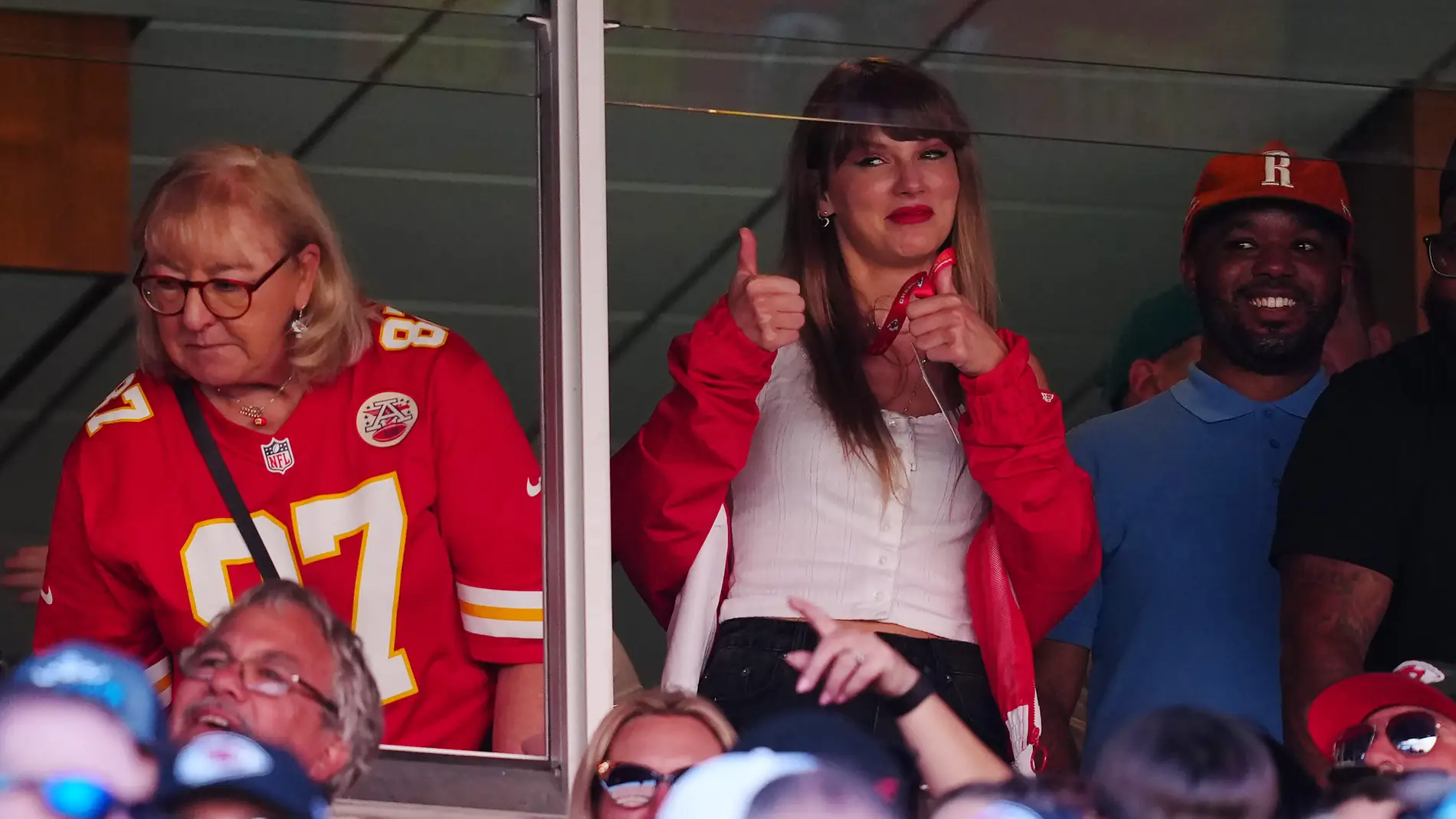 You are currently viewing Travis Kelce talks about his "incredible" Dates with Taylor Swift and reveals his future plans