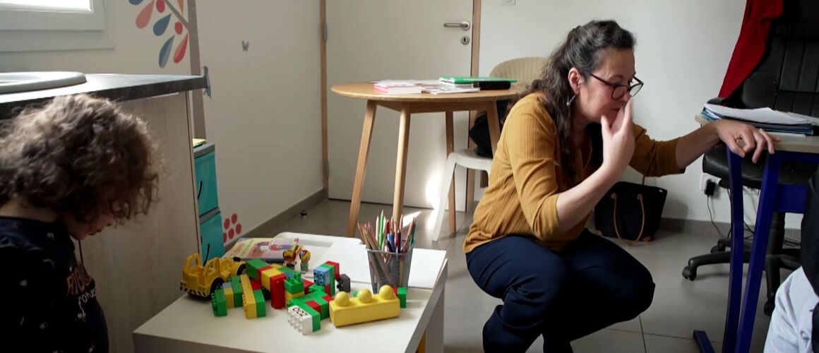 You are currently viewing Excluded.  Forbidden Zone: addicted to screens, this 2-year-old girl hardly speaks anymore (VIDEO)