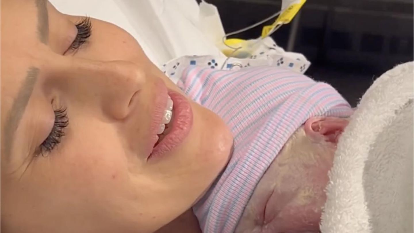 Read more about the article Hilaria Baldwin: She publishes impressive birth video