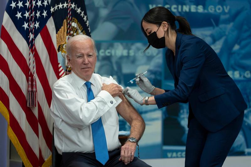 Read more about the article Joe Biden received an updated anti-Covid-19 vaccine and was also vaccinated against the seasonal flu