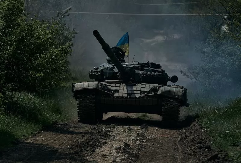 Read more about the article Ukraine says it broke through the Russian defense line near Bahmut