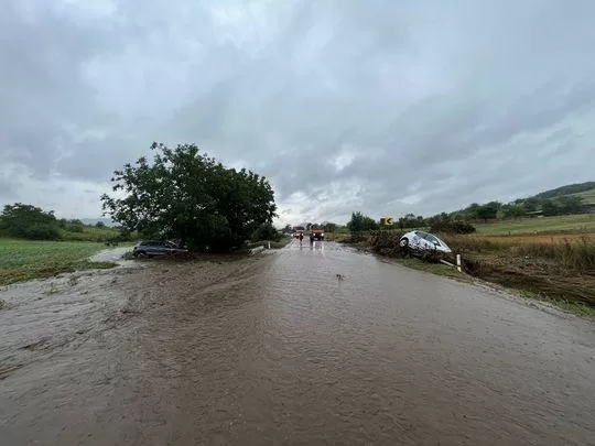 Read more about the article VIDEO Two people were rescued from a flooded car on DN22D, in Tulcea county.  A flood occurred in the same place in July