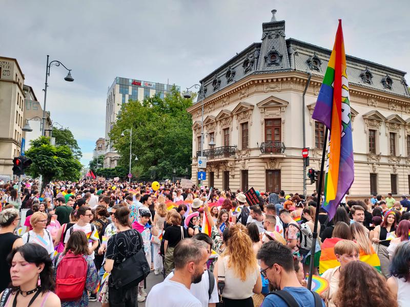 You are currently viewing Romania will grant the right of residence to same-sex spouses of Romanian citizens, but does not recognize the status of spouses, according to a project approved by the Government / Accept: We want equal rights, not special conditions