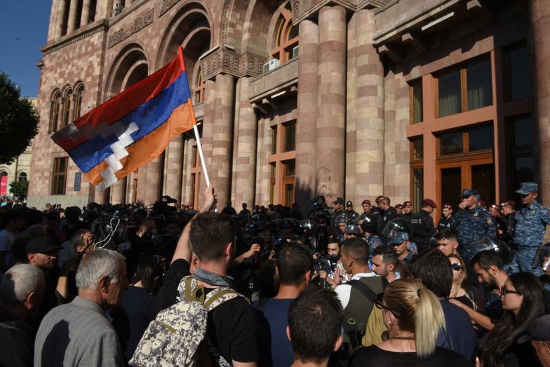 You are currently viewing Karabah: Thousands of demonstrators in Yerevan in front of the Armenian government headquarters
