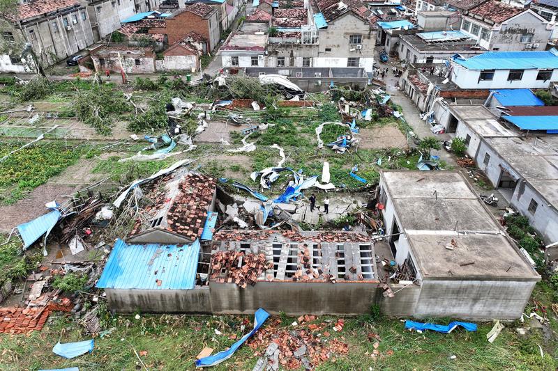 Read more about the article “Trees were flying in the air” VIDEO.  A violent tornado in China has destroyed thousands of homes and killed at least 10 people