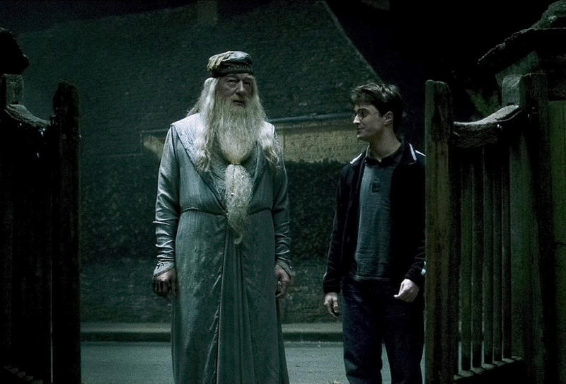 You are currently viewing Actor Michael Gambon, known for his role as Albus Dumbledore in the Harry Potter films, has died