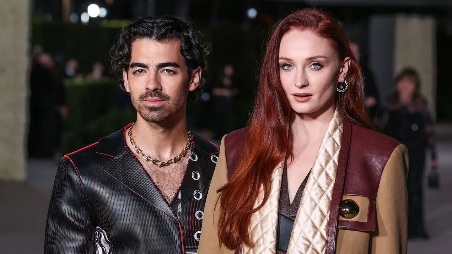 You are currently viewing Joe Jonas + Sophie Turner: First statement!  separation was "a joint decision"