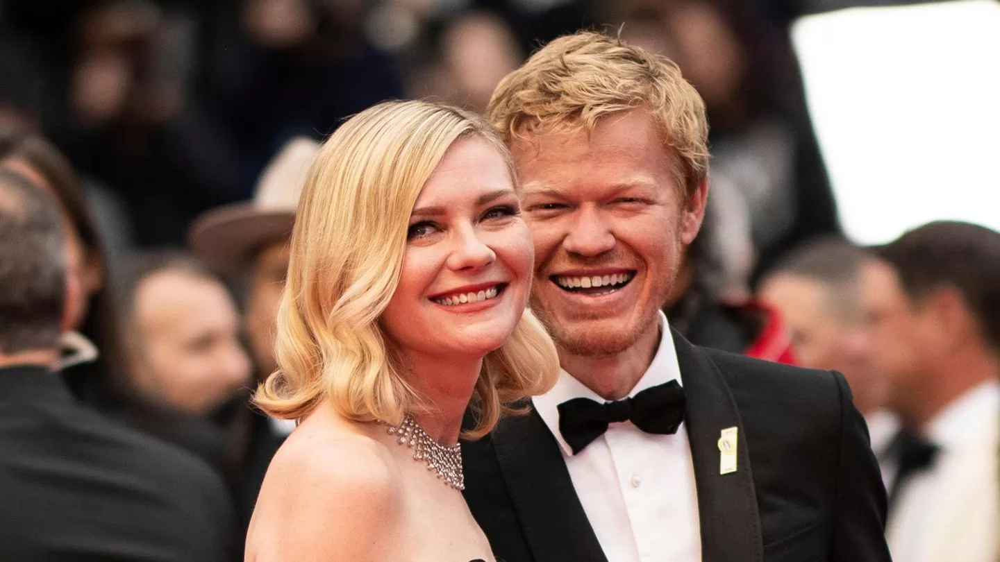 You are currently viewing Kirsten Dunst: Absolute rarity!  She shows a sweet photo of son Ennis Howard