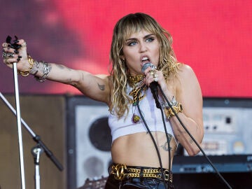 Read more about the article Miley Cyrus gets a restraining order against her stalker: he left sexual letters in her mailbox since 2018