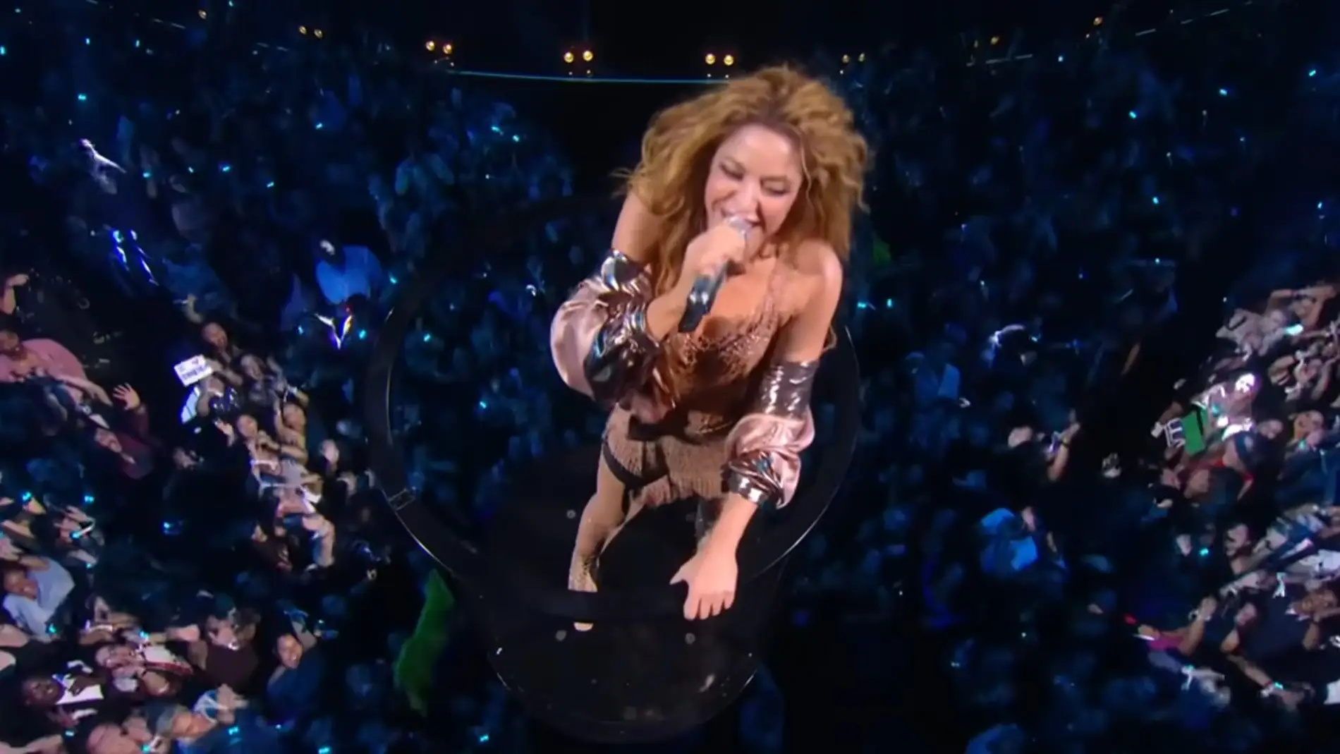 You are currently viewing The video that shows what happened when Shakira got off the platform at the end of her performance at the MTV VMAs