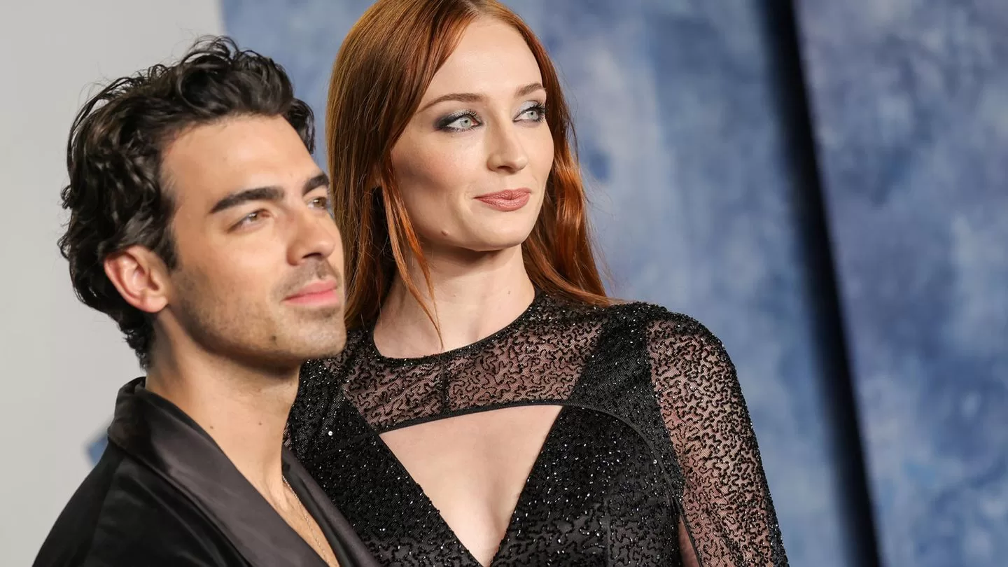 Read more about the article Joe Jonas: It’s official!  He filed for divorce