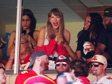 You are currently viewing Taylor Swift, excited at Travis Kelce’s baseball game: romance confirmed