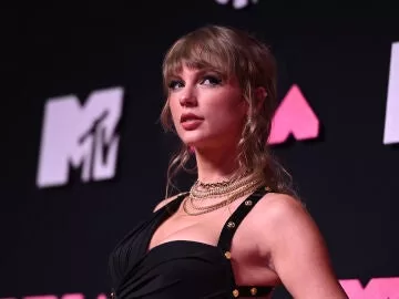Read more about the article Taylor Swift, dating player Travis Kelce, who tried to give her his number during the Eras Tour