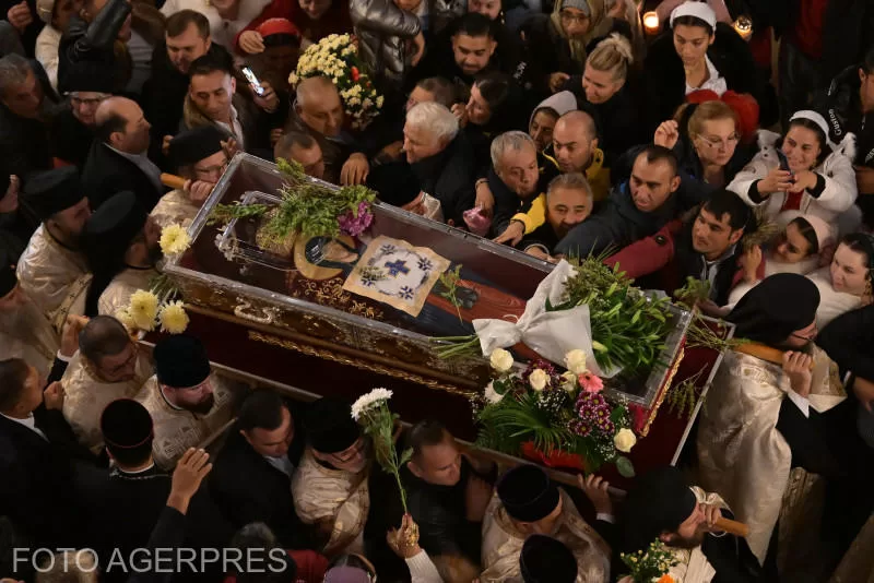 You are currently viewing The biggest pilgrimage in Romania has begun: the Shroud with the relics of Saint Parascheva, taken out in procession and deposited in the Metropolitan Court