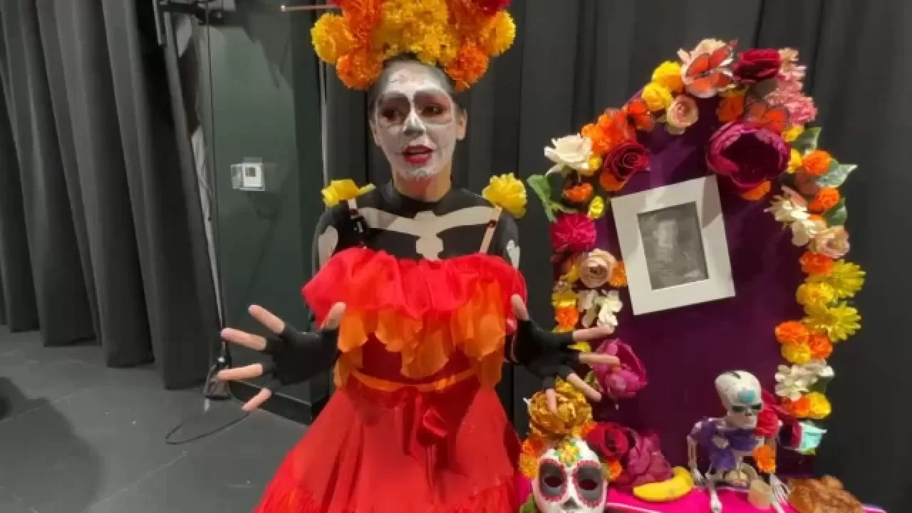 A show celebrates the tradition of the Day of the Dead
