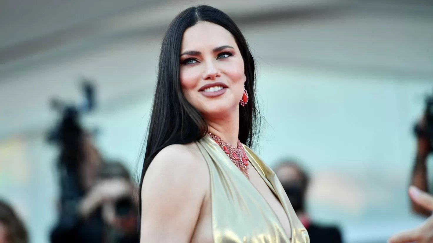 Adriana Lima responds to criticism about her physical change: Thank you for your concern
